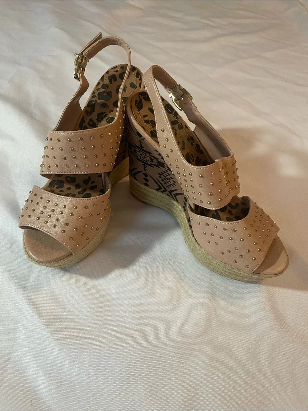 Jessica Simpson Women’s Gold Studded Tan Platform Wedge Heels Sz 8 1/2B (38 1/2)